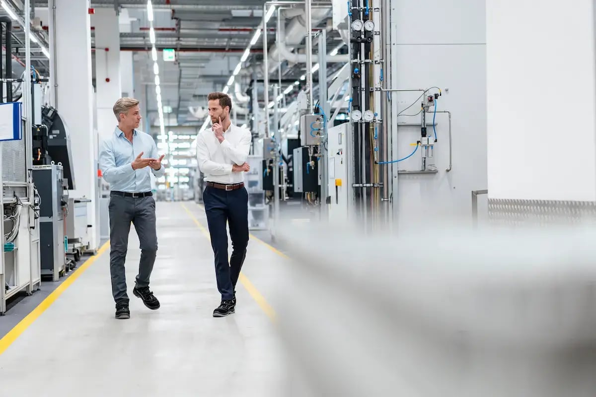 Blog Image - Two Mangaer discussing the Plan in the factory